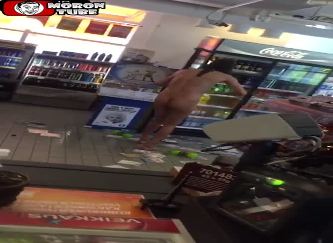 Video :A heroin addict who is naked ruins a convenience shop and covers his butt with Coke